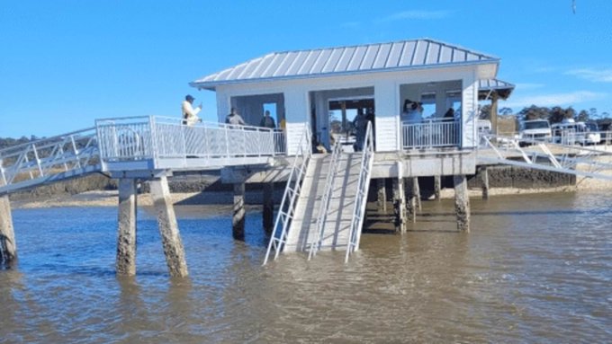 Colapso de la pasarela de un muelle dejó al menos siete muertos en EEUU (video)