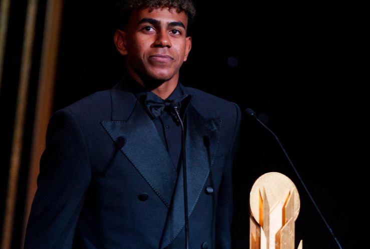 Lamine Yamal, ganador del premio al mejor futbolista joven del año (VIDEO)