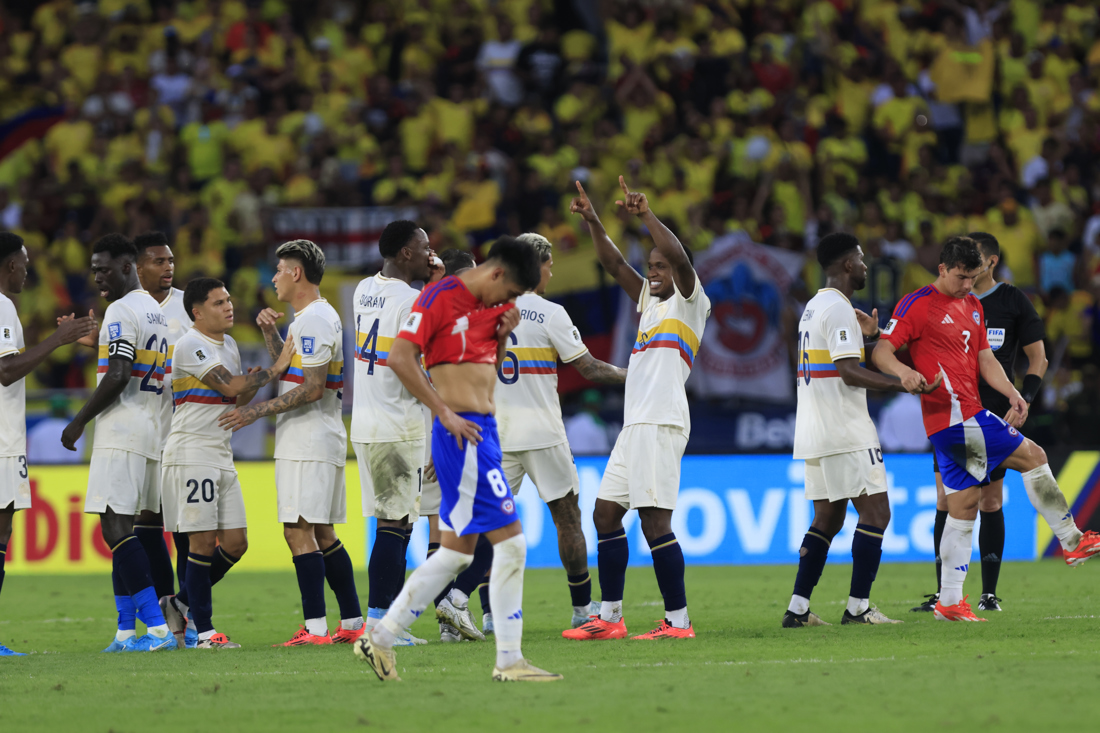 Colombia se afianza en Eliminatorias y hunde en el foso a Chile