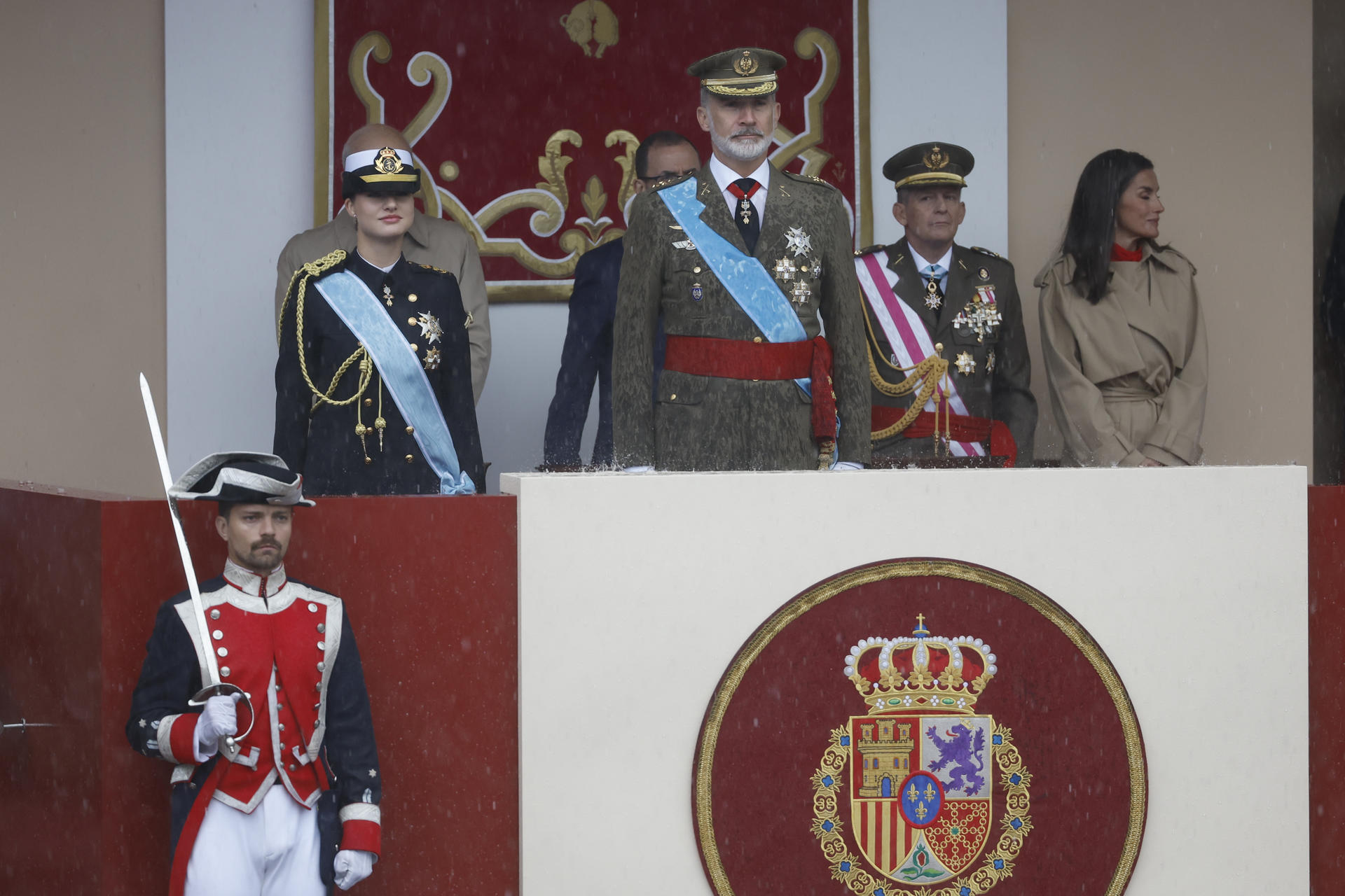 Reyes de España presidieron desfile por el Día de la Hispanidad en Madrid, deslucido por la lluvia (Imágenes)