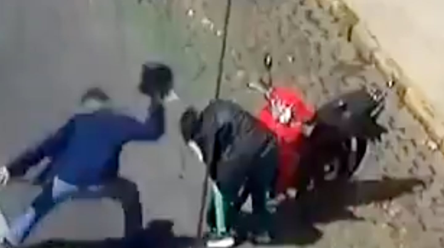 VIDEO: Un hombre golpeó a un ladrón en la cabeza con un casco y evitó que le robaran la moto