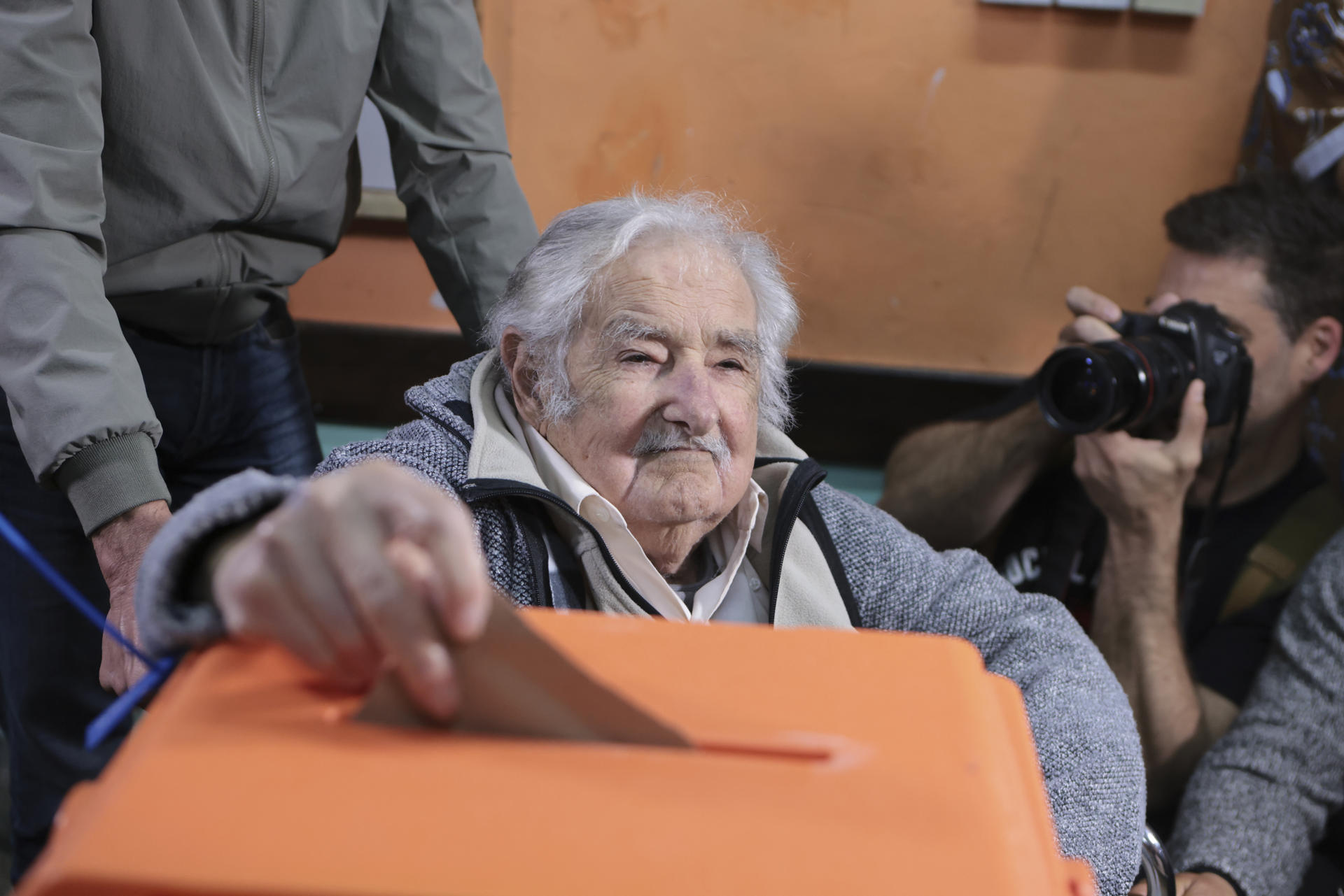 Elecciones en Uruguay: Pepe Mujica votó a primera hora y dijo que la campaña estuvo “un poco distraída”