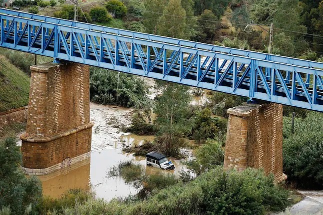 “¡Sal de ahí, ya, el río se ha desbordado!”: La llamada que puso a salvo a una pareja y a sus hijos mellizos en España