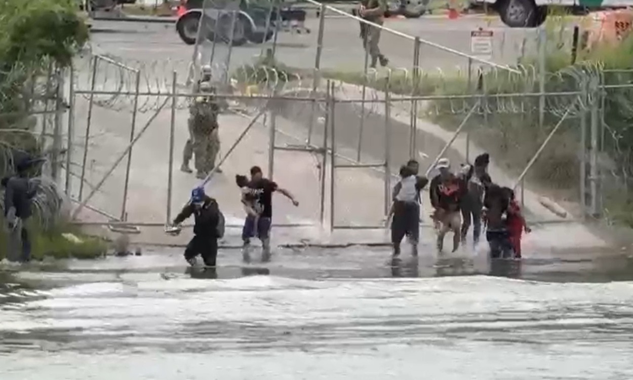 Soldados disparan balas de goma y gas pimienta a migrantes venezolanos que intentan cruzar a EEUU (VIDEO)