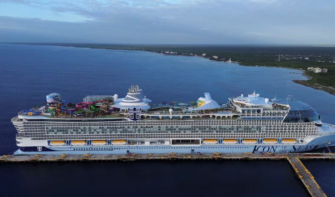 Crucero Royal Caribbean enfrenta demanda colectiva por grabaciones íntimas a pasajeros, incluidos niños