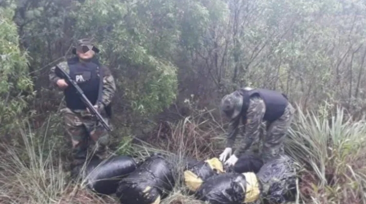 Descargaban 82 kilos de marihuana, pero fueron absurdamente sorprendidos