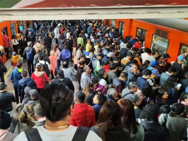 Venezolana intentó lanzarse a vías del metro en Ciudad de México, pero ocurrió un milagro