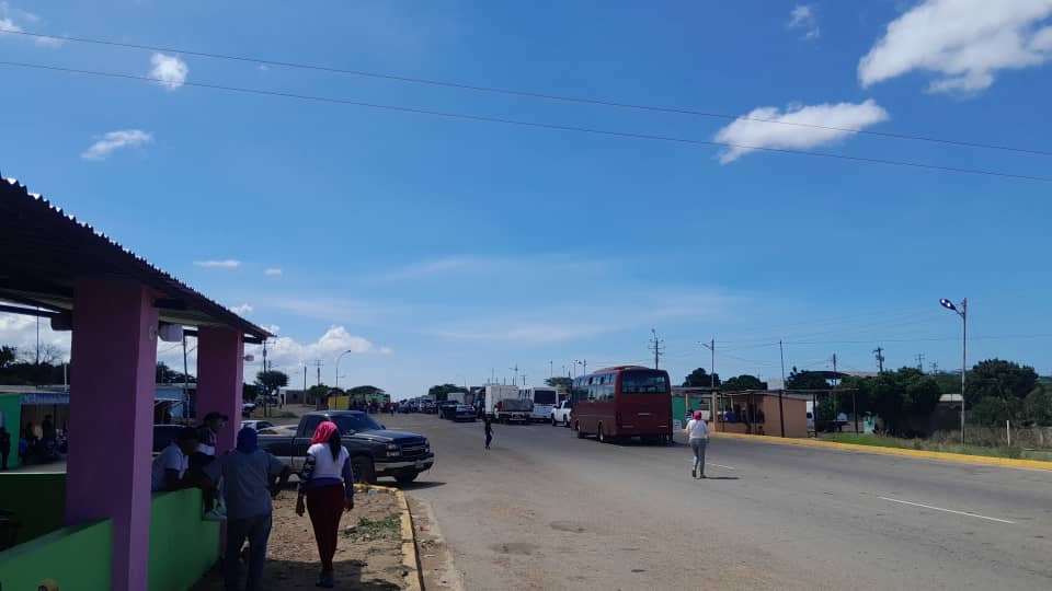 Frente de mujeres tranca la carretera Falcón-Zulia para exigir que Pdvsa atienda a los pescadores