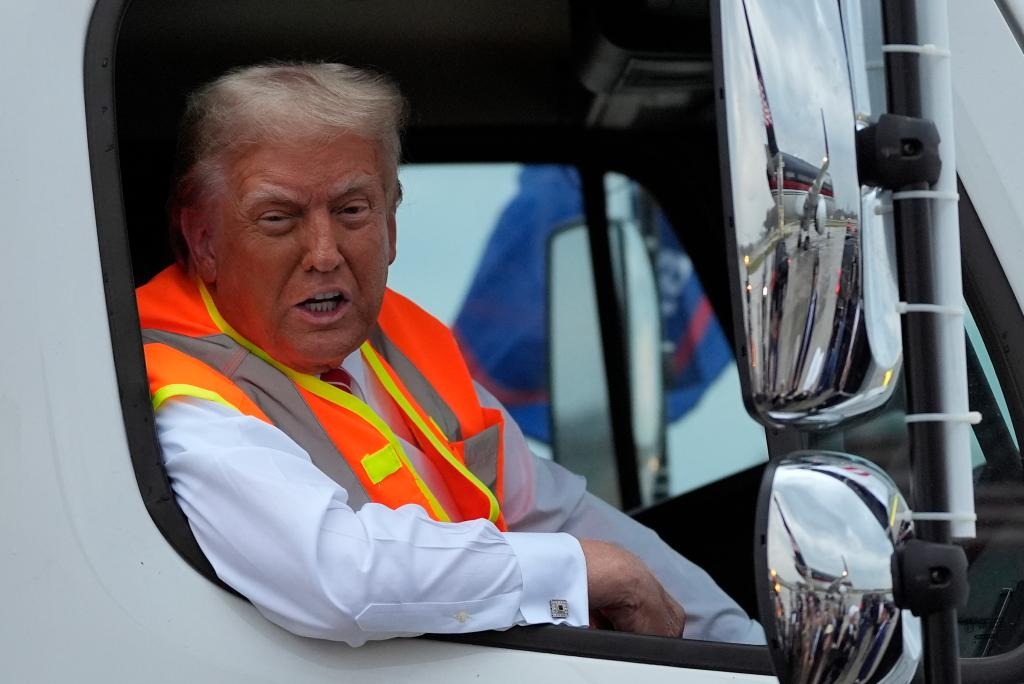 Trump viaja en un camión de basura tras el ataque de Biden a sus partidarios (FOTOS)