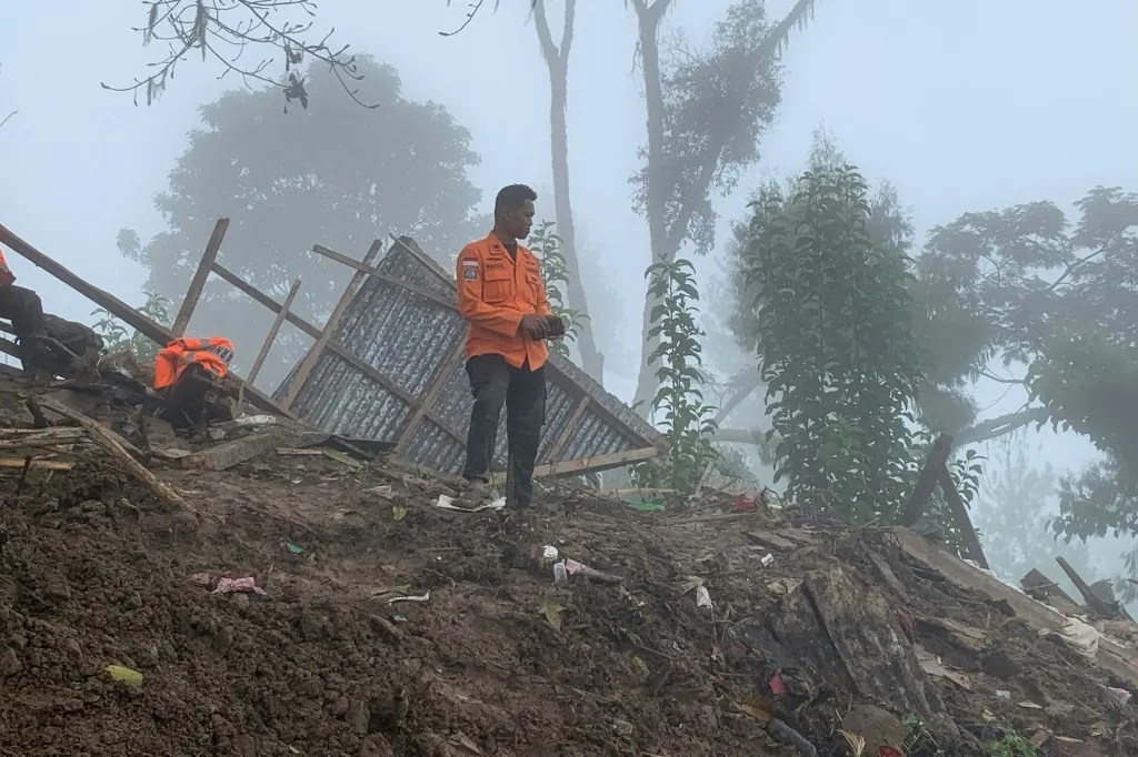 Sube a 20 el saldo de muertos por las inundaciones y deslizamientos en Indonesia