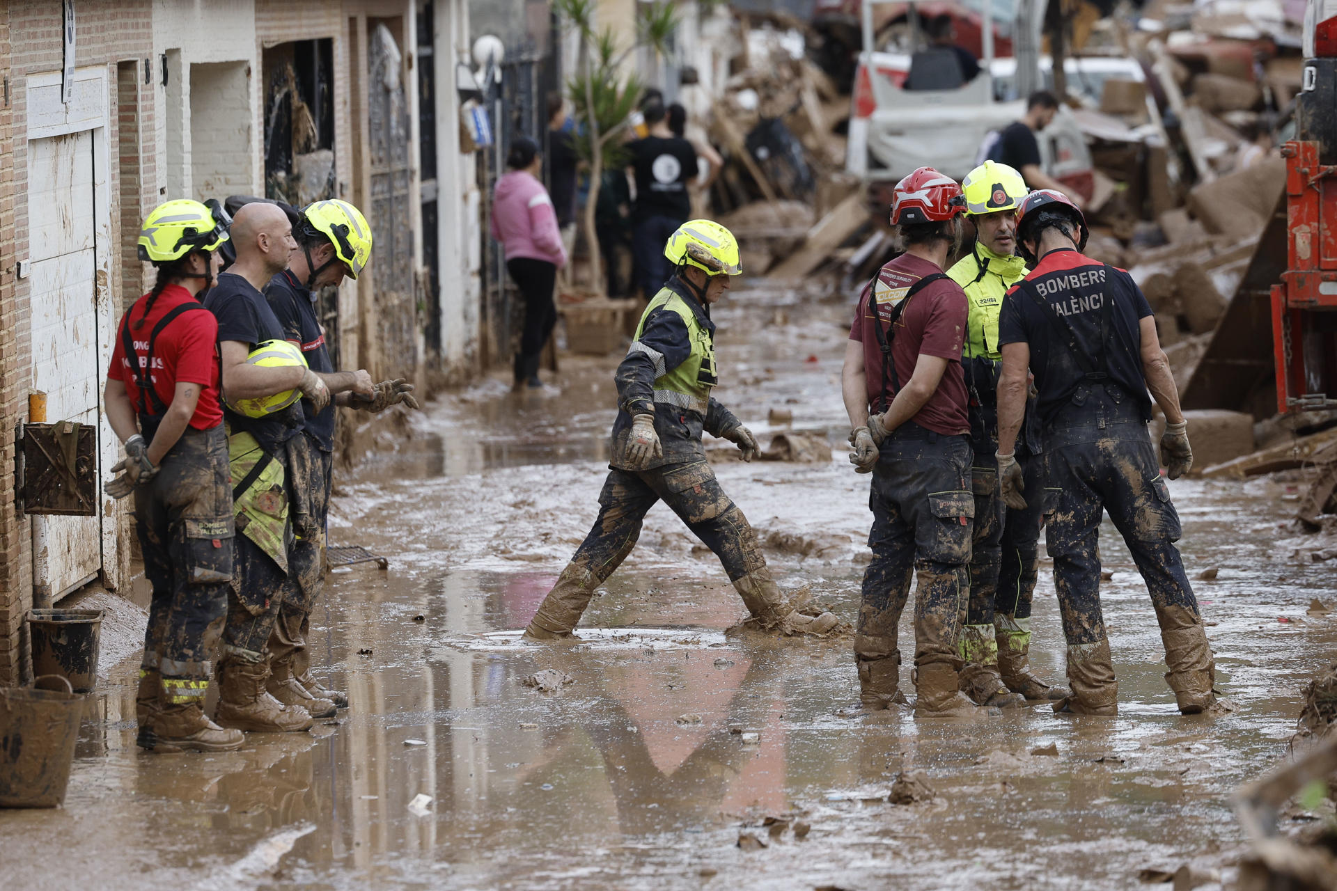 Aún con el barro por los tobillos en algunas calles de la zona cero del temporal en España