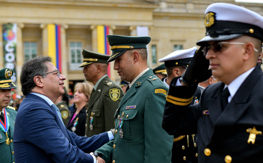 Petro aprovechó una misma ceremonia para condecorar a policías, militares y a exguerrilleros