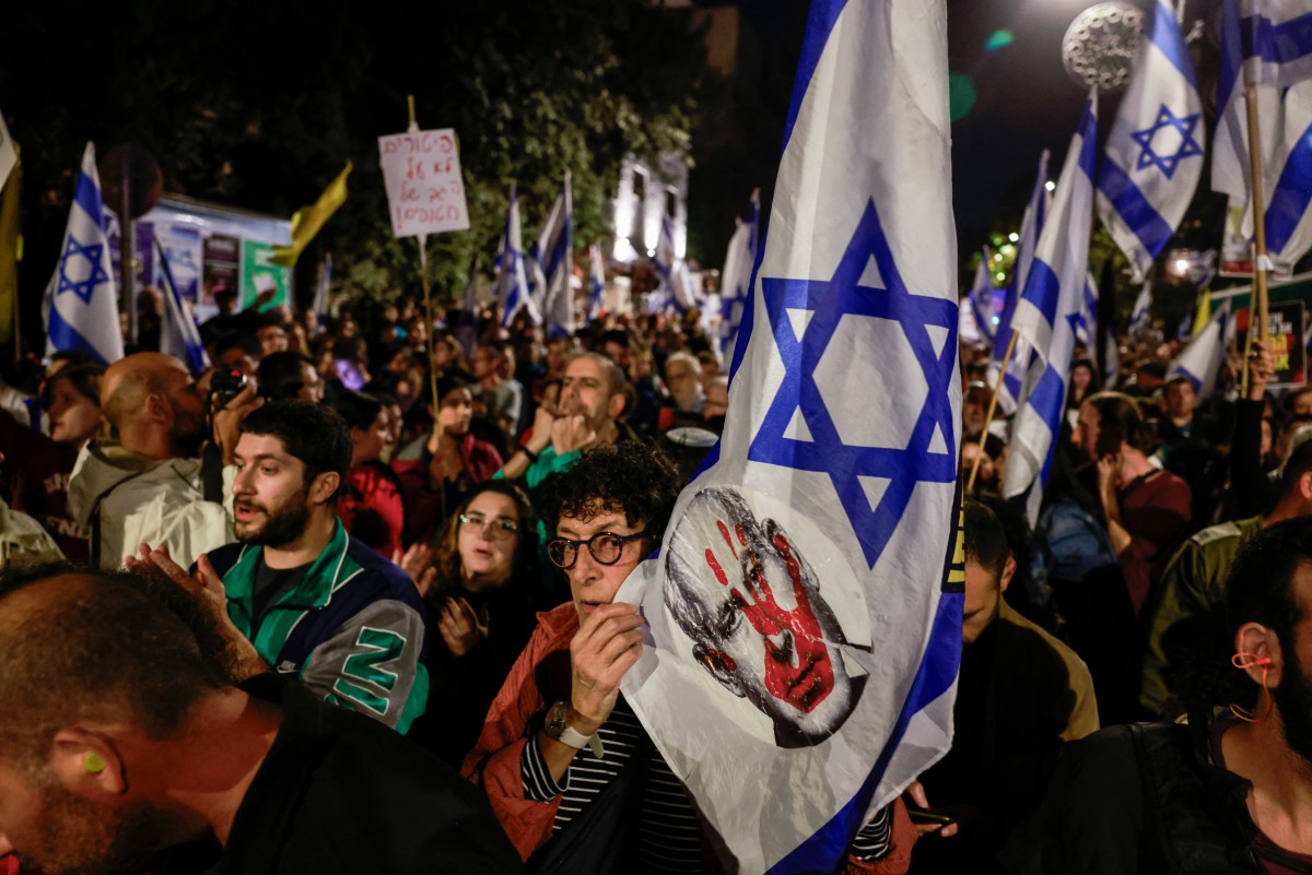 Miles de israelíes salieron a las calles a protestar por el despido del ministro de Defensa