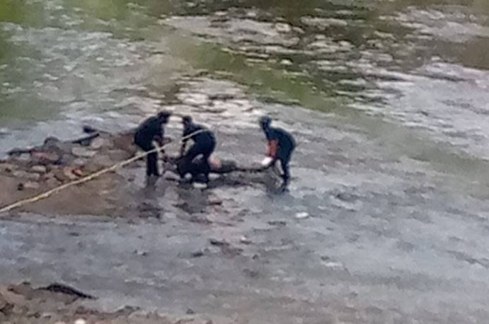 Bomberos recuperaron cadáver de un hombre en el río Guaire a la altura de El Llanito este #29Nov (Fotos)