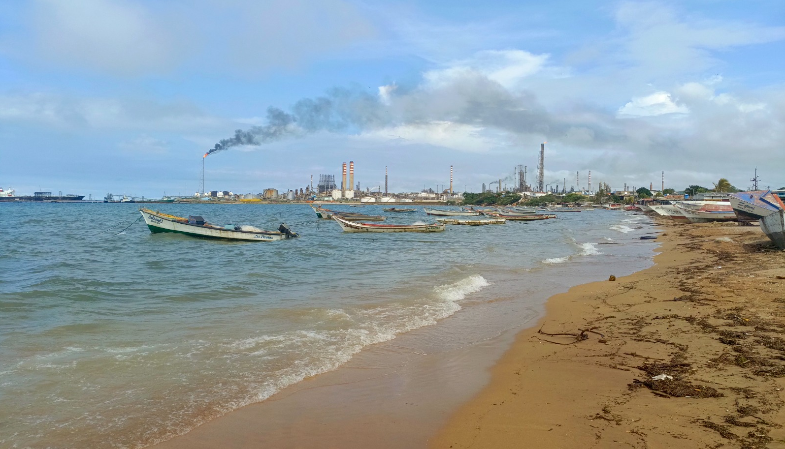 Derrames de crudo obligan a pescadores de Falcón a trabajar en los límites con Aruba