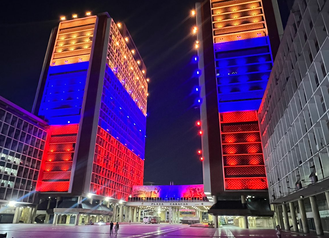 “Venezuela se arregló” porque pegaron luces en las torres de El Silencio que no aguantarán el primer bajón