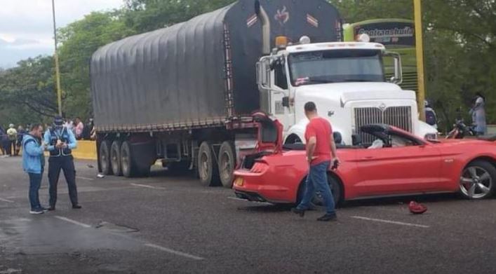 Profesor universitario arrolló a dos ciclistas con un Mustang y se dio a la fuga en Colombia