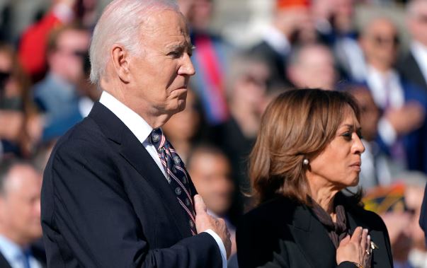 Biden y Kamala Harris homenajearon a los veteranos en su primer acto público tras derrota electoral