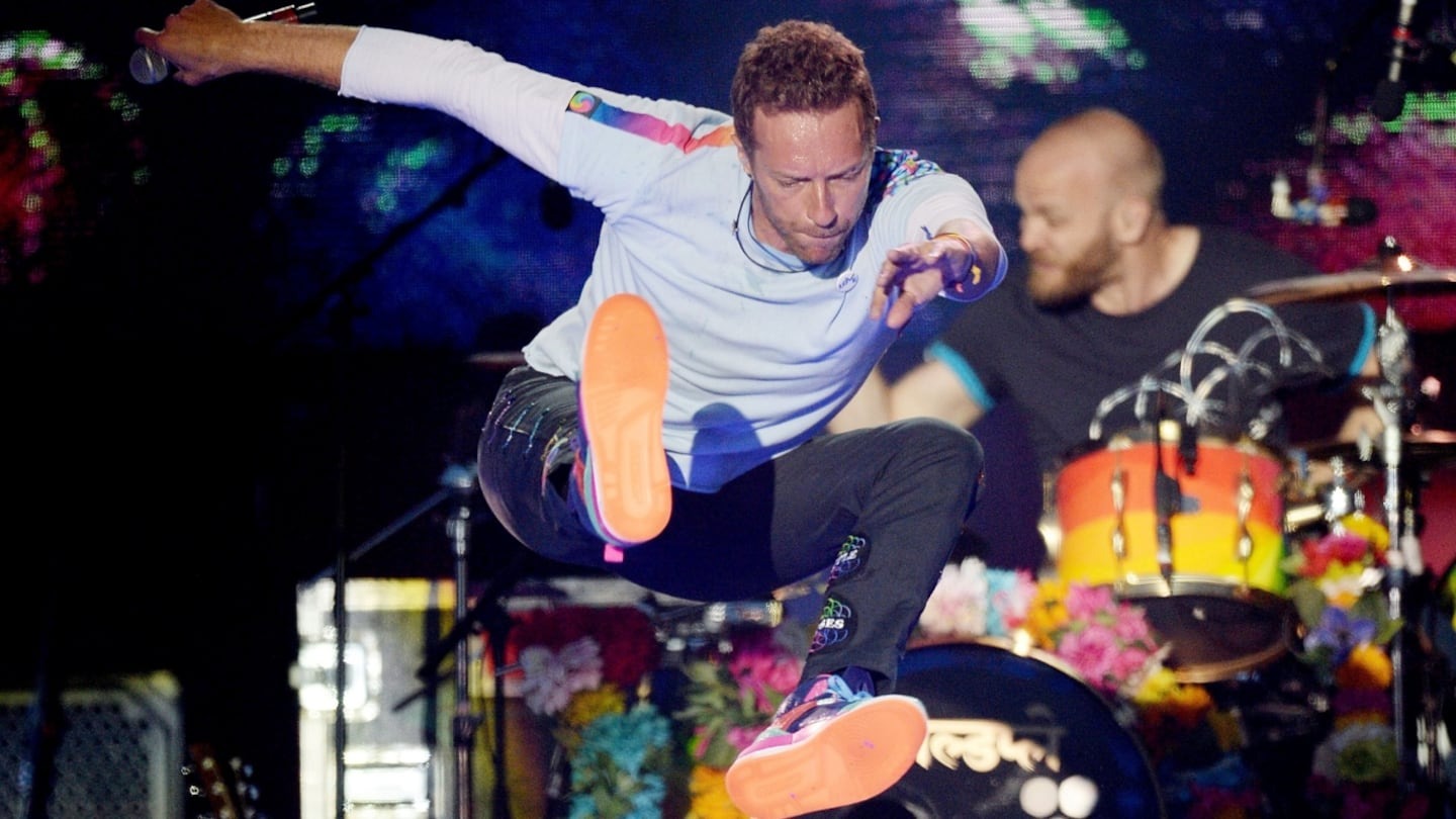 Chris Martin sufrió una caída durante un show de Coldplay: el VIDEO del accidente que preocupó a sus fans