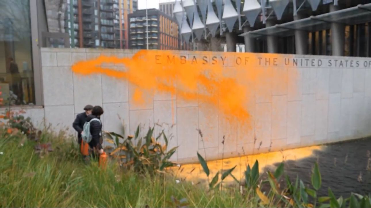 Grupo ecologista pintó de naranja la Embajada de EEUU en Londres en protesta contra Trump (Video)