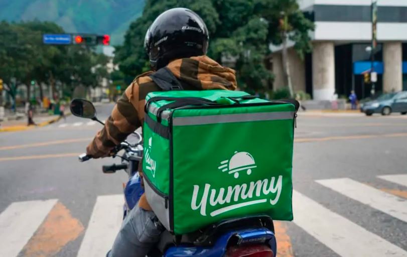 Hombre fingió ser delivery de Yummy para robar pertenencias a mano armada en Caracas