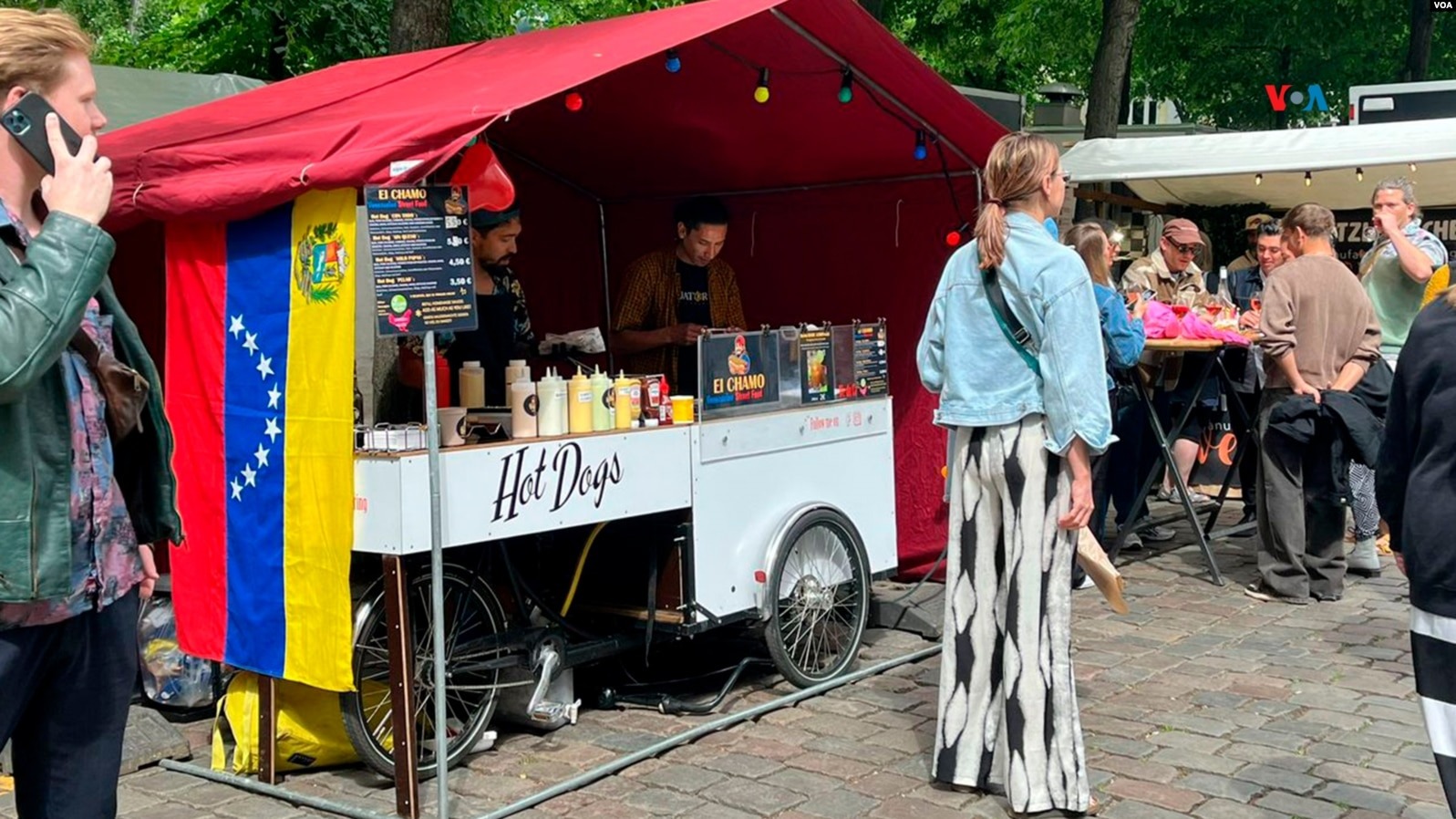 La comida callejera venezolana se hace popular en Alemania gracias a “El Chamo”