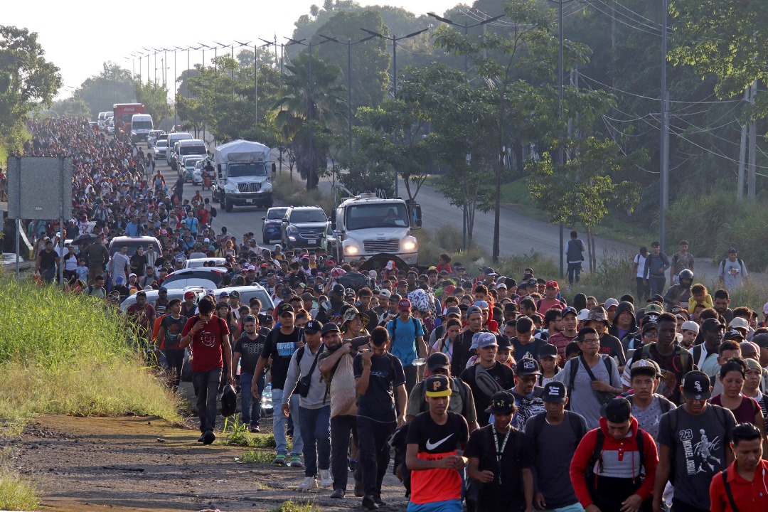 Venezolanos salen en caravana entre miles de migrantes hacia EEUU el día de las elecciones