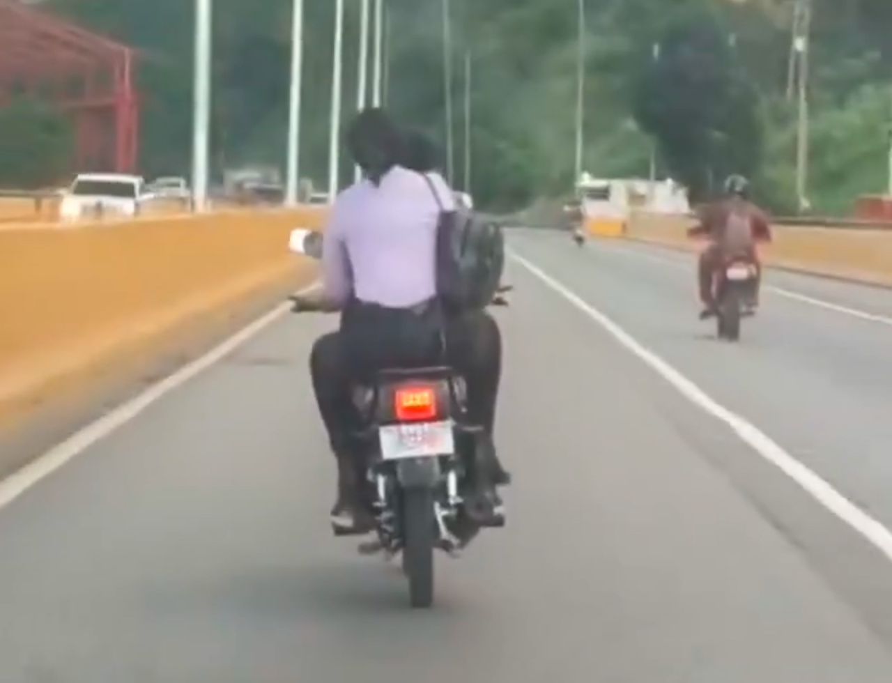 VIDEO: motorizado sin casco captado mientras hacía acrobacias peligrosas en la carretera Caracas – La Guaira