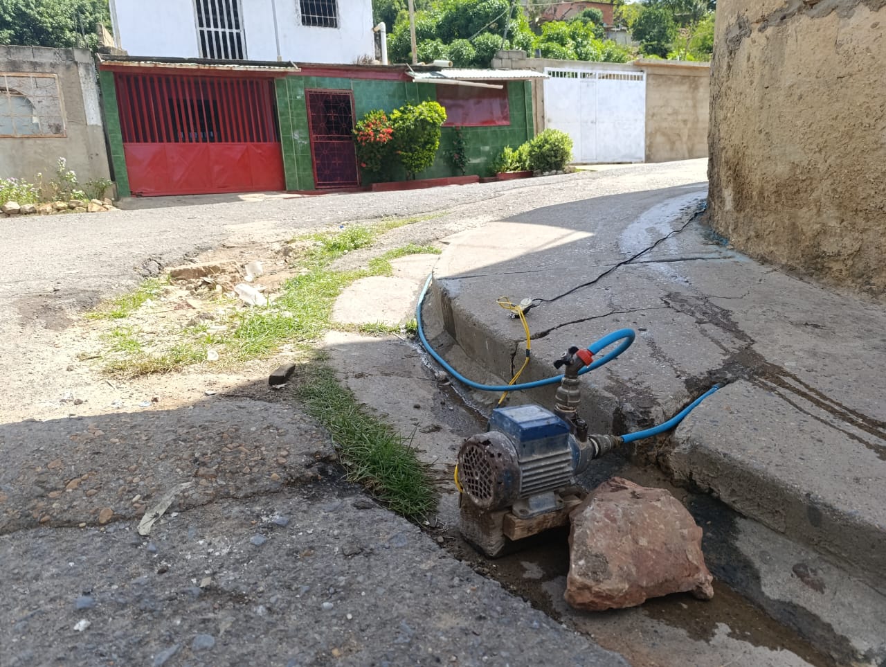 En sectores de Barcelona “pasan las de Caín” con la distribución de agua