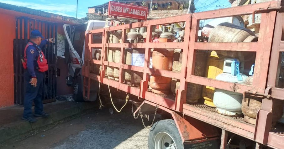 Un camión cargado con cilindros de gas doméstico chocó contra una casa en el barrio Alianza de San Cristóbal