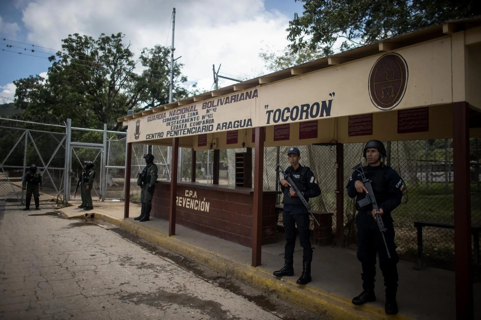 Por protestar en las afueras de la cárcel, familiares denuncian represalias contra detenidos en Tocorón