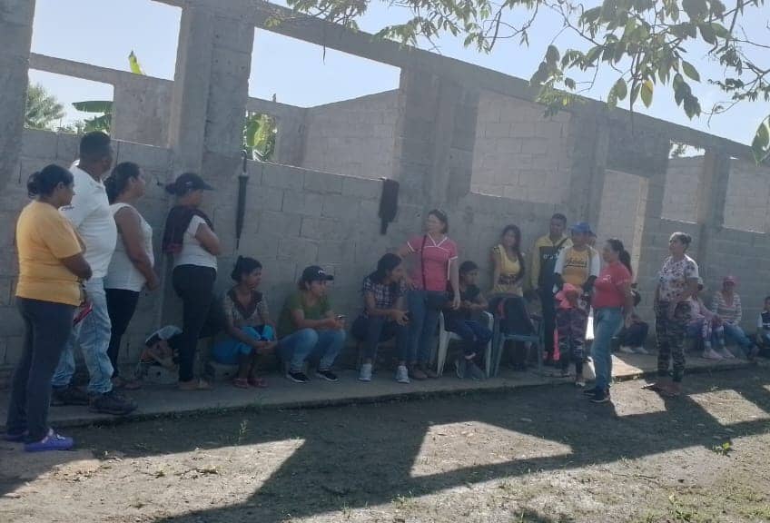 Las insólitas condiciones en que reciben clases unos 70 alumnos de la escuela 5 de Marzo en Barinas