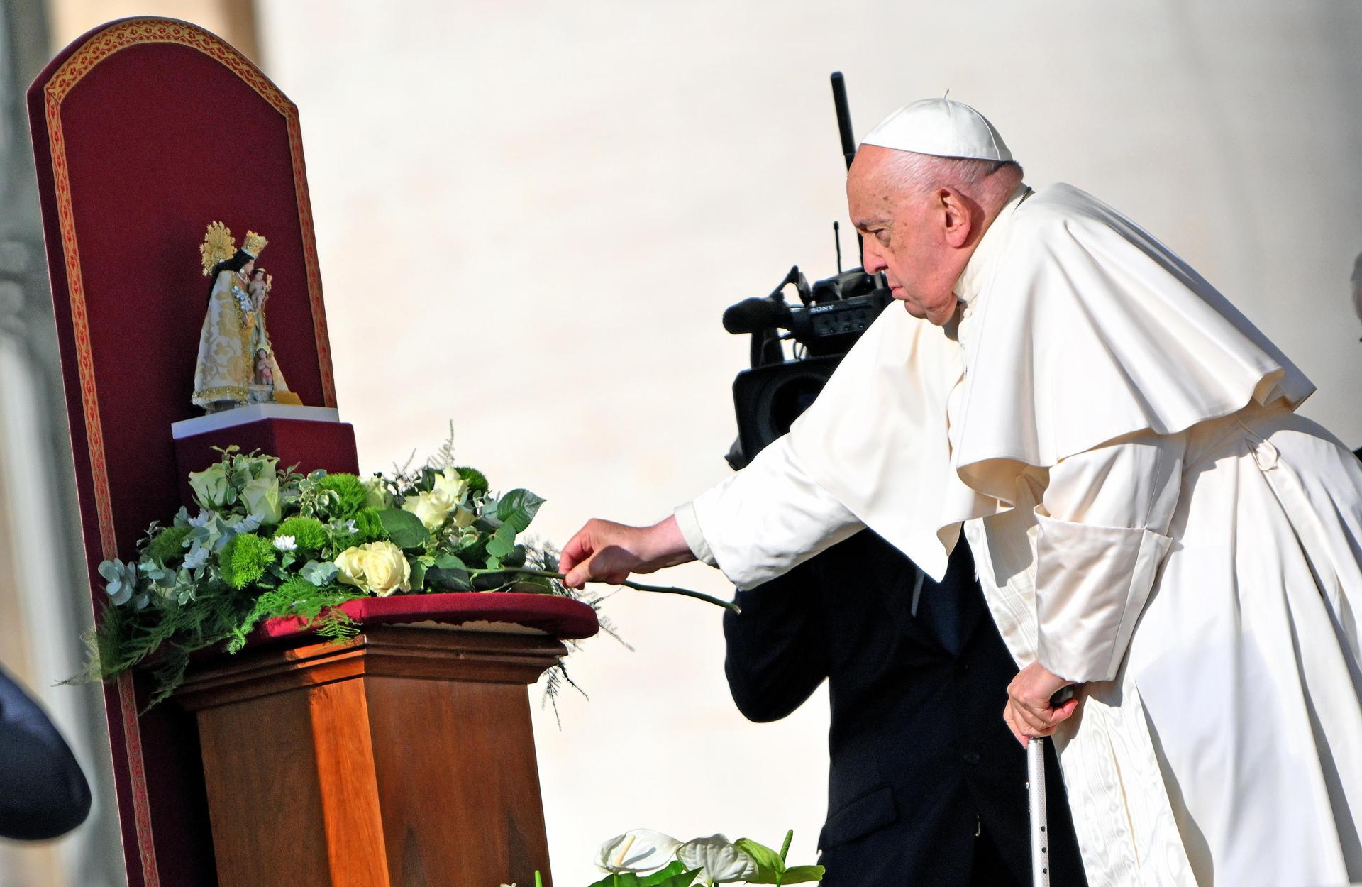 El papa Francisco reza ante la Virgen de los Desamparados por “Valencia, que sufre tanto”