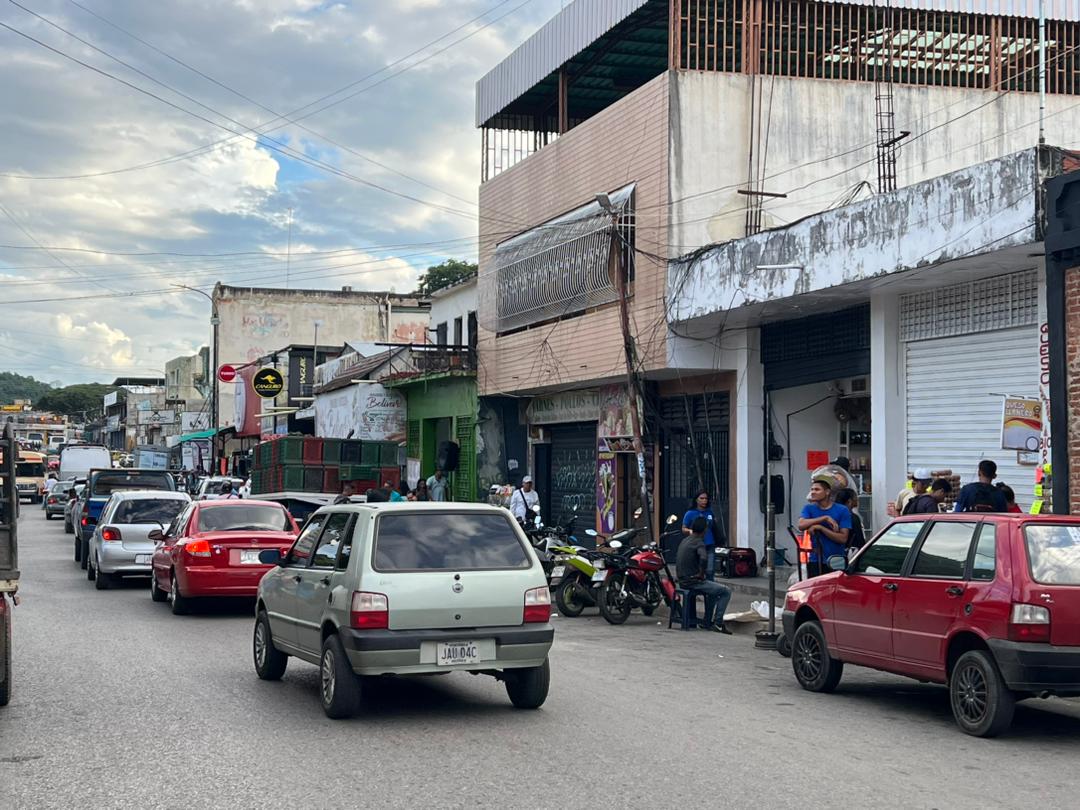 Comerciantes trabajan “a media máquina” por explosión de transformadores en San Juan de los Morros