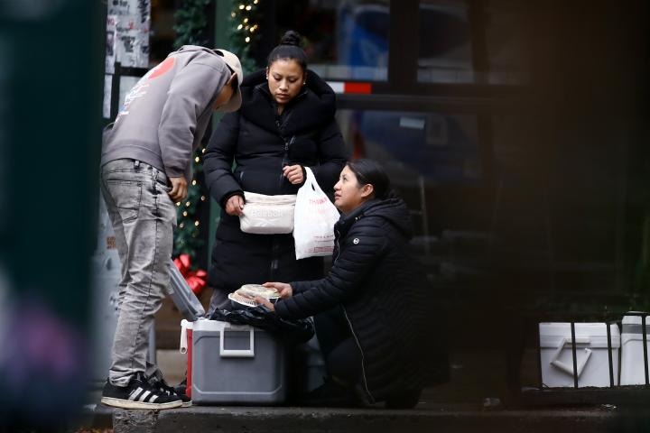 Restaurante en Brooklyn vende comida en condiciones insalubres involucrando a inmigrantes ilegales