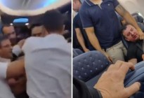 Susto en pleno vuelo: Pasajero intentó abrir puerta de avión y tuvieron que noquearlo (VIDEO)