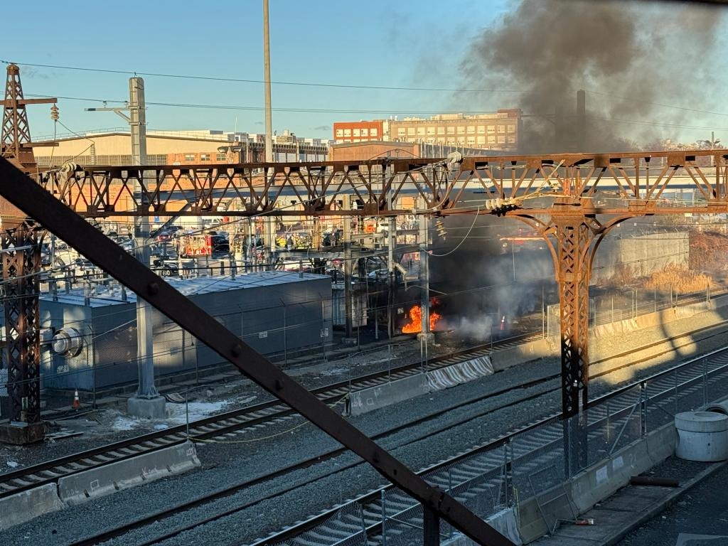 Suspenden trenes de Amtrak entre Nueva York y New Haven tras falla eléctrica por incendio forestal