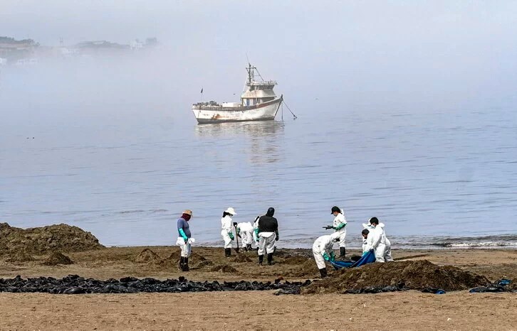 Perú declaró emergencia ambiental durante 90 días en zona afectada por derrame de petróleo