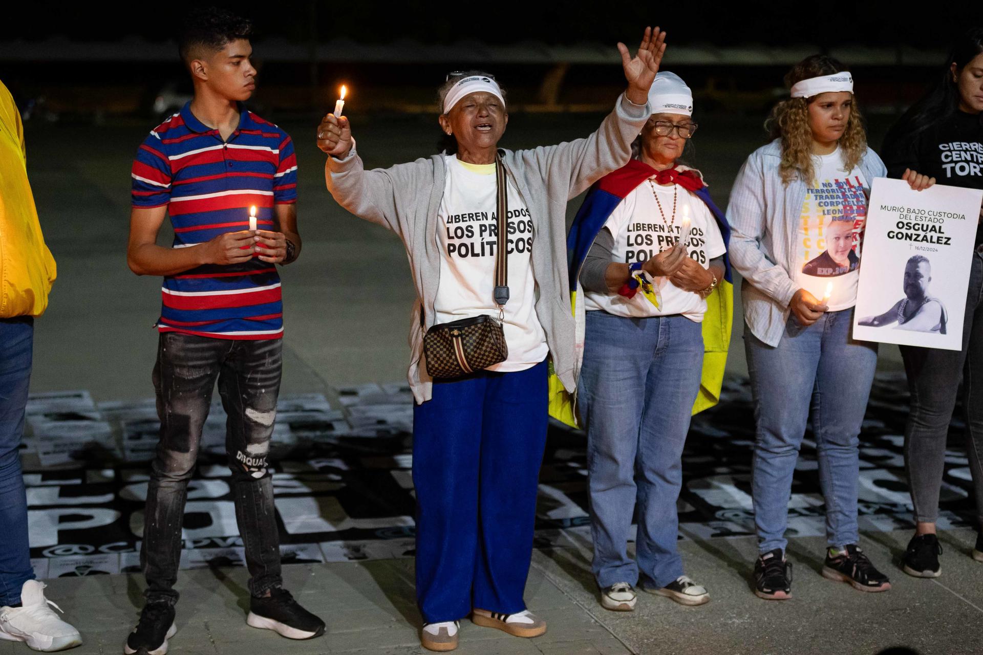 La emotiva vigilia de oración de familiares en la UCV por los tres presos políticos fallecidos (Imágenes)