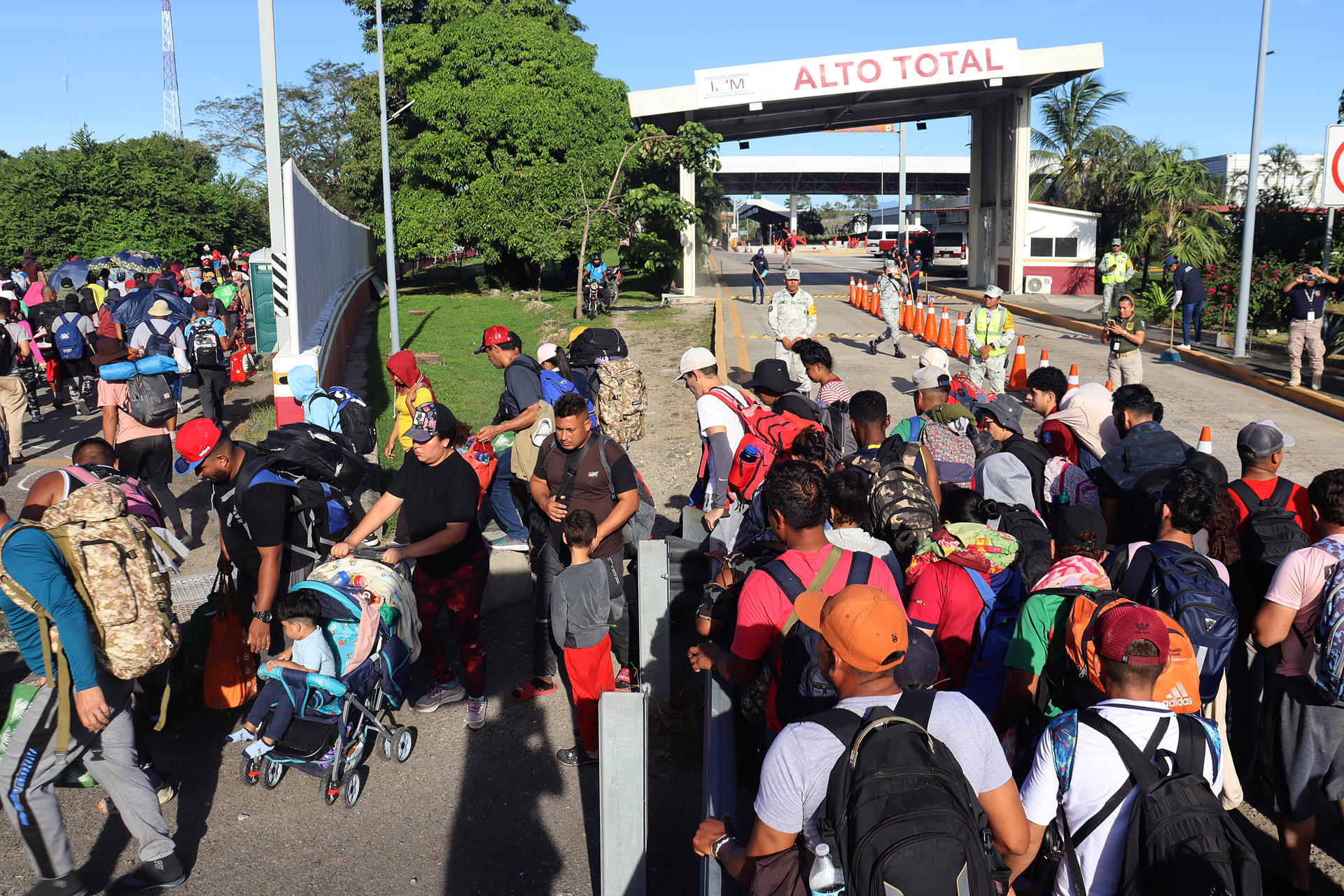 Caravana de migrantes, en su mayoría venezolanos, fue bloqueada por las autoridades en el sur de México