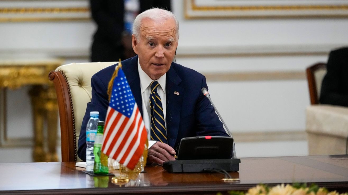 Biden considera aplicar indultos a funcionarios que Trump podría atacar