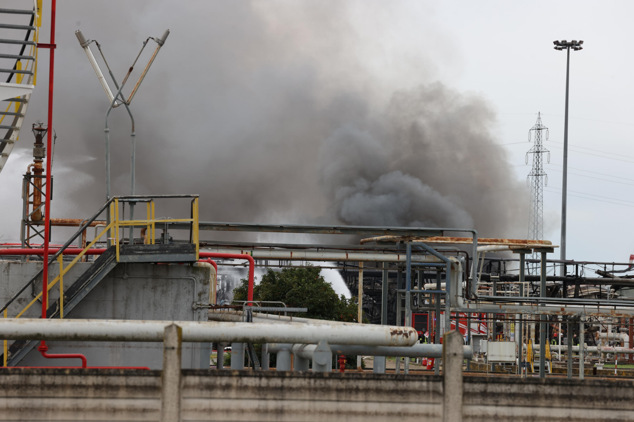 Explosión en refinería de la petrolera ENI dejó al menos dos muertos en Italia (video)