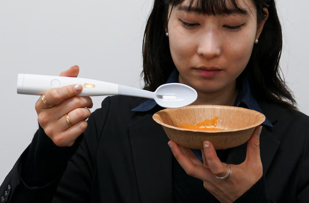 Cuchara japonesa hace que la comida sin sodio tenga gusto salado