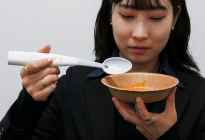 Cuchara japonesa hace que la comida sin sodio tenga gusto salado