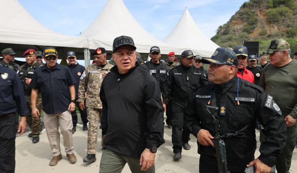 Diosdado Cabello se hizo VIRAL por practicar tiro al blanco… en cámara lenta