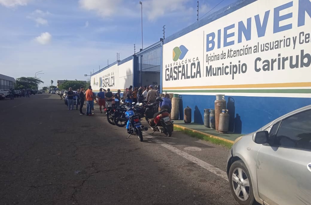 Protestan en las afueras de Gasfalca para exigir el llenado de bombonas de gas