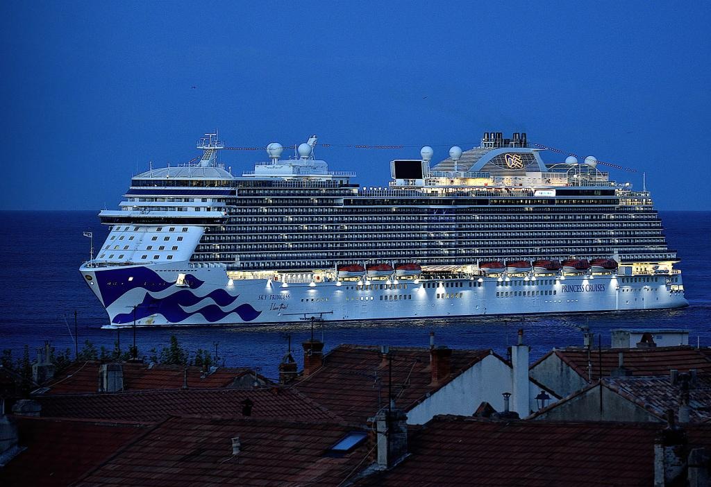 Pasajera de crucero murió tras intentar saltar por la borda en costa de Florida