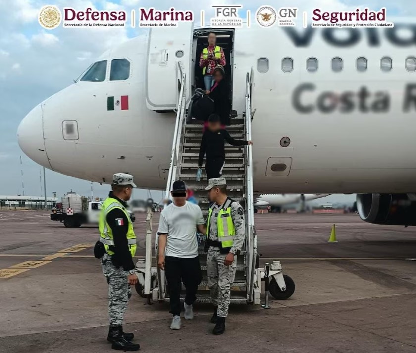 El motivo por el que hombre intentó desviar un vuelo doméstico de México a EEUU, lo acompañaban su esposa e hijos