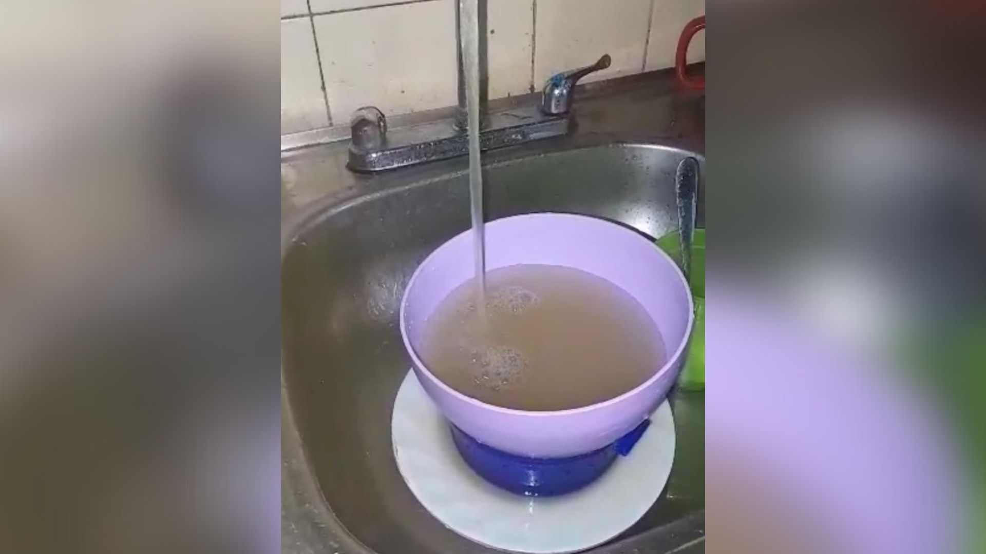 Agua sucia y pestilente reciben por las tuberías los habitantes de El Ujano en Barquisimeto