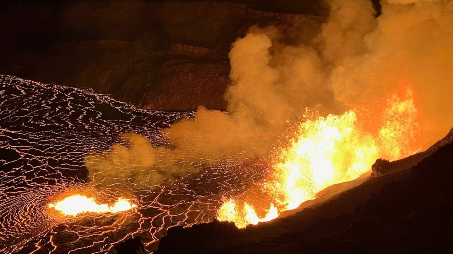 Alerta naranja en Hawái: un volcán entró en erupción con fuentes de lava de hasta 80 metros